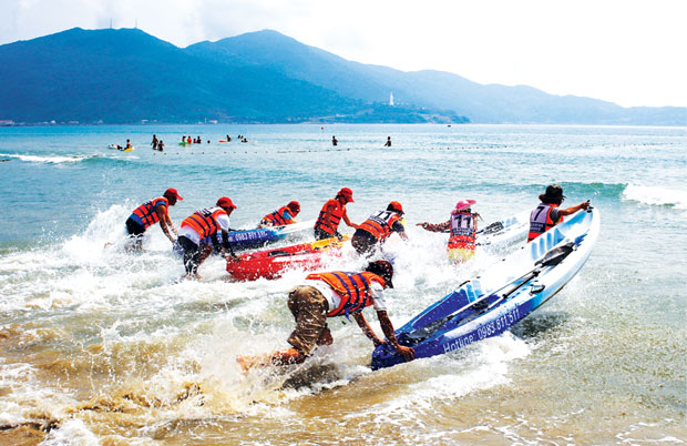 Giải đua thuyền kayak “Vượt sóng Mỹ Khê” lần đầu tiên tổ chức ở bãi biển Mỹ Khê. Ảnh: L.G.L