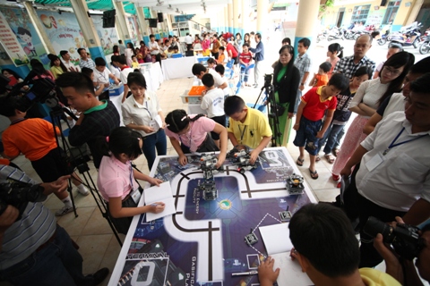 Sáng 12/10, cuộc tỉ thí nhằm chọn ra đội tuyển Robotics xuất sắc nhất của Đà Nẵng đi tham dự Cuộc thi Robothon Quốc gia vào 1/11 tới đã diễn tại Trường Tiểu học Trần Cao Vân 