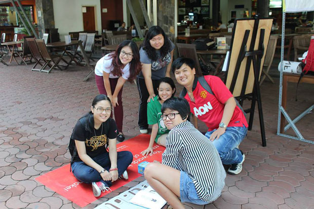 Trần Thanh Giang (hàng đầu bên trái) cùng các bạn sinh viên ĐH RMIT Việt Nam.