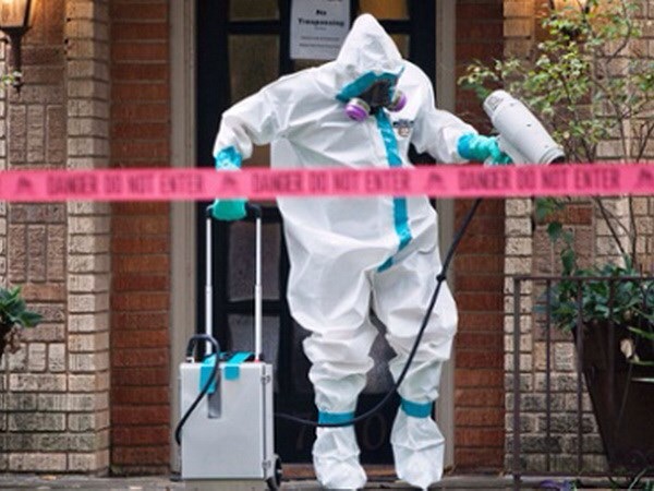 Nhân viên y tế phun thuốc ngăn ngừa lây lan virus Ebola. (Nguồn: Reuters)​