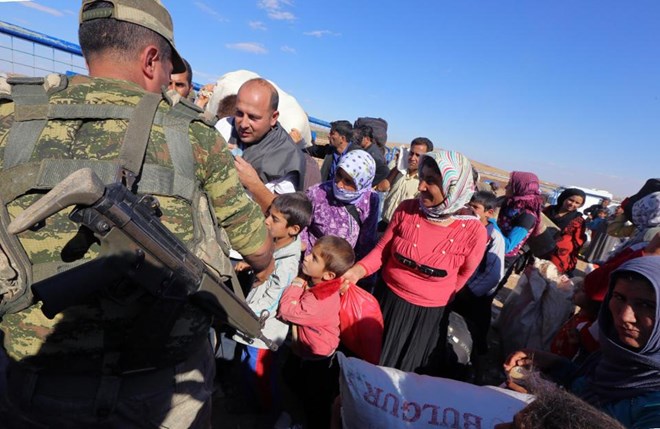 Người tị nạn Syria chạy sang biên giới Thổ Nhĩ Kỳ (Nguồn: AP)