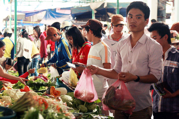 Thực phẩm tươi sống là mặt hàng “chiến lược” của chợ truyền thống Việt Nam.Ảnh: V.T.L