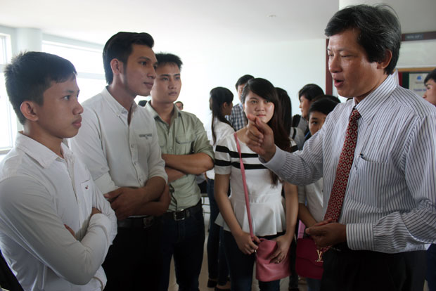 Anh Lê Minh Phúc, Tổng Giám đốc Công ty TNHH VinaCapital trao đổi với các bạn sinh viên bên lề buổi giao lưu.