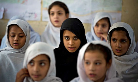 Các em gái ở một trường học Pakistan nghĩ mình không xứng đáng được bình đẳng giới.