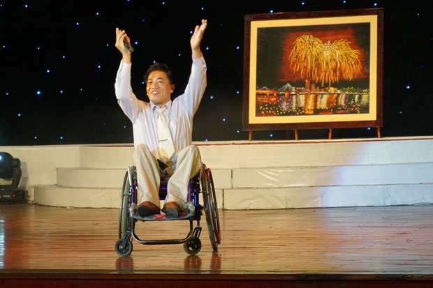Anh Nguyễn Bá An hào hứng biểu diễn ca khúc Vững bước tại cuộc thi Tiếng hát người khuyết tật. 