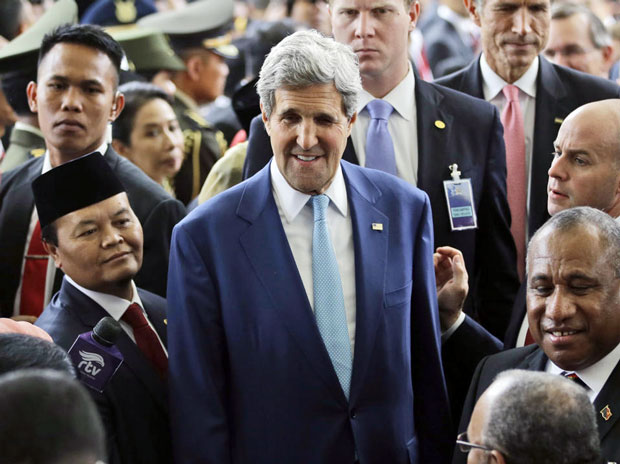 Ngoại trưởng Mỹ John Kerry (giữa) tham dự lễ tuyên thệ nhậm chức của tân Tổng thống Indonesia.                                                                 Ảnh: AFP