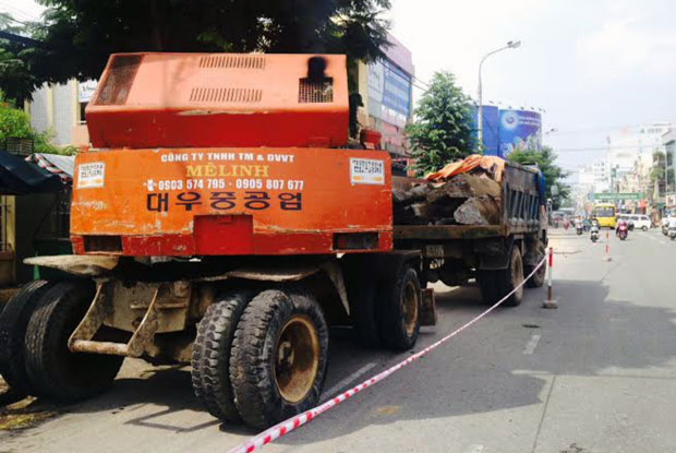 Huy động phương tiện cơ giới đẩy nhanh tiến độ thi công công trình phố chuyên doanh đường Lê Duẩn.
