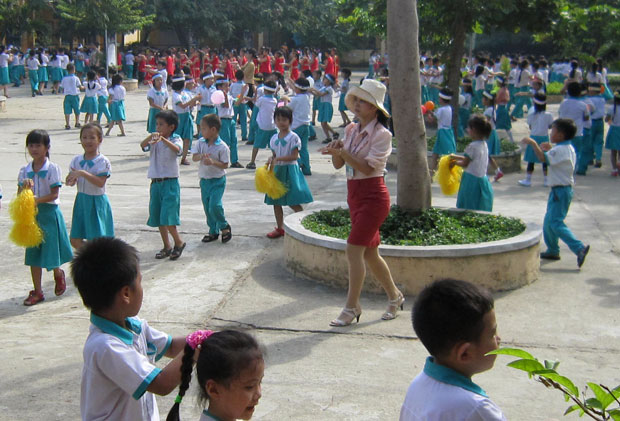 Những năm gần đây, công tác tuyển sinh của Trường tiểu học Hồng Quang luôn đạt chỉ tiêu được giao. TRONG ẢNH: Học sinh nhà trường trong giờ ra chơi.