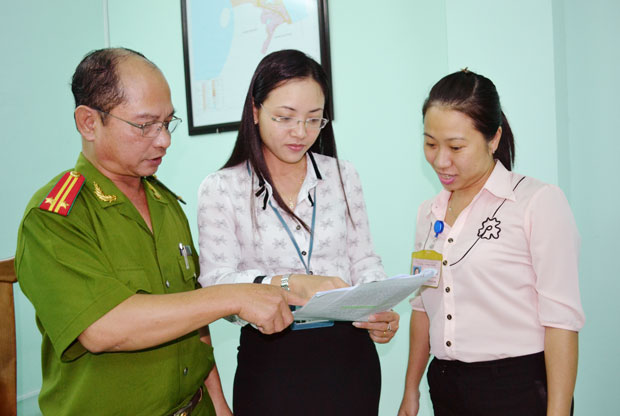 Chủ tịch UBND phường Thuận Phước Lê Thị Thuận (giữa) trao đổi công việc với các cán bộ địa phương.