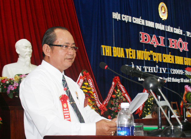 Ông Nguyễn Đức Cử báo cáo tại Đại hội thi đua yêu nước “Cựu chiến binh gương mẫu” quận Liên Chiểu.