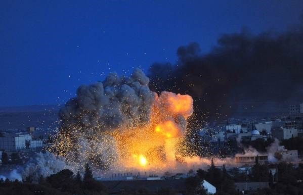 Đang bị lực lượng IS bao vây, thị trấn Kobane chìm trong khói lửa sau một trận không kích của liên minh do Mỹ cầm đầu. (Ảnh: AFP/TTXVN)