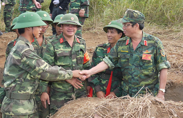 Thiếu tướng Trần Quang Phương - Chính ủy Quân khu 5 - động viên chiến sĩ tại diễn tập khu vực phòng thủ tỉnh Gia Lai 2014. 				                          		            Ảnh: VIẾT PHÚC