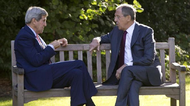 Ngoại trưởng Mỹ John Kerry (trái) và người đồng cấp Nga Sergei Lavrov gặp gỡ tại thủ đô Paris của Pháp ngày 14-10 vừa qua.  									                     Ảnh: AP