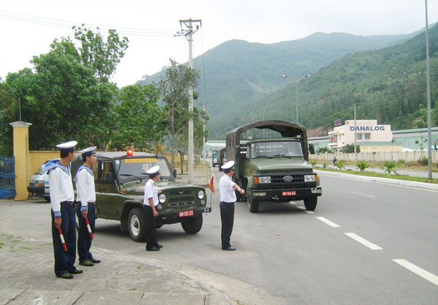 Kiểm tra các phương tiện ô-tô, xe máy của Vùng khi tham gia giao thông.