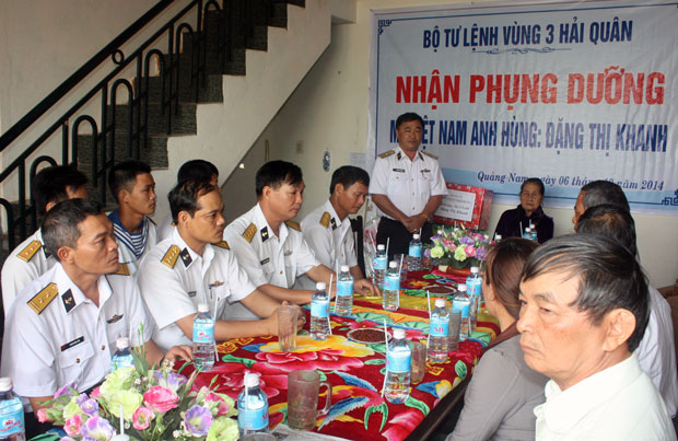 Chuẩn Đô đốc Nguyễn Tiến Dũng phát biểu cảm tưởng tại lễ nhận phụng dưỡng Mẹ Việt Nam anh hùng Đặng Thị Khanh.