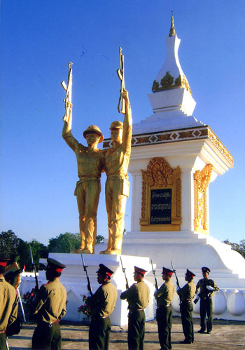 Biểu tượng quân tình nguyện Việt Nam và bộ đội Pathet Lào trong Nghĩa trang liệt sỹ quân tình nguyện tại tỉnh Attapư (Lào).
