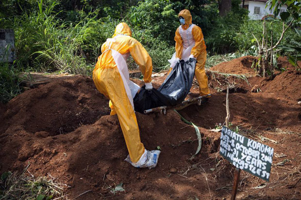 Chôn cất nạn nhân Ebola tại Sierra Leone. Ảnh: AFP