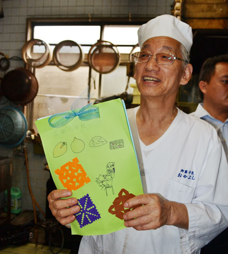 Chuyên gia làm bánh Wagashi-ông Naohiko xúc động giới thiệu về tập thư tay do trẻ em gửi tặng ông.