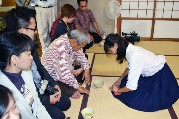 Học sinh Nhật Bản pha trà mời khách tại trường.