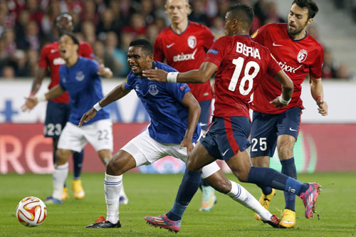 Everton của Etoo (áo xanh) chơi kiên cường và kiếm điểm thành công trước Lille. Ảnh: Reuters.