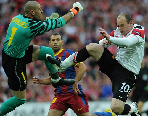 Valdes (trái) tranh bóng với Rooney trong trận chung kết Champions League 2011, nơi Barca đánh bại Man Utd với tỷ số 3-1. Ảnh: AFP