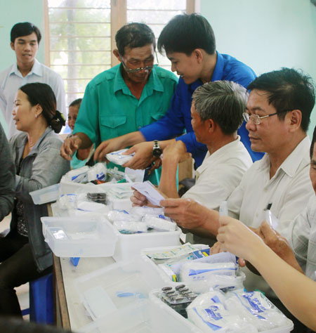 Tặng hộp thuốc chữa bệnh thông thường cho hộ nghèo, chính sách xã Hòa Ninh.  