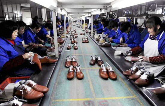 Công nhân Trung Quốc đang làm việc trong một công ty sản xuất giày.