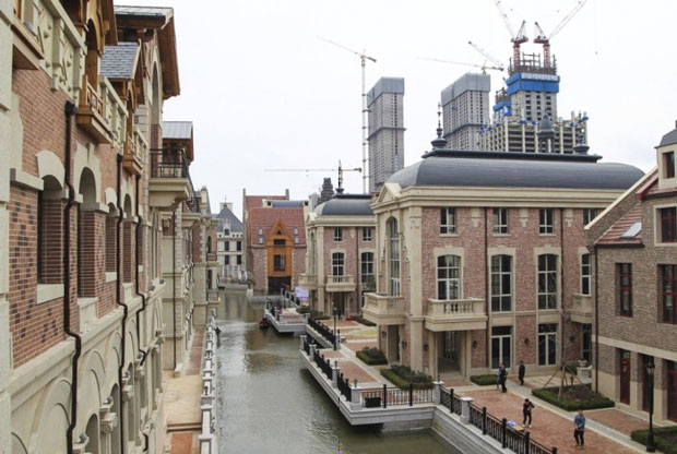 Venice Đại Liên là ví dụ mới nhất về khả năng sao chép kiến trúc châu Âu của người Trung Quốc. Trước đó là tháp Eiffel ở Hàng Châu, khu giải trí Dorchester ở Thành Đô và khu phố sông Thames ở Thượng Hải…