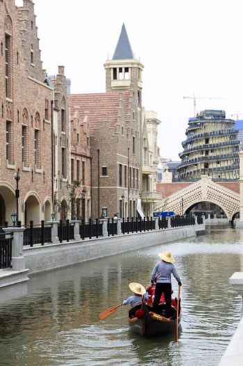 Ở giai đoạn đầu tiên, những khu vực giải trí của Venice Đại Liên sẽ mở cửa cho công chúng vào cuối tuần với 1 km kênh đào. Tổng chiều dài kênh nhân tạo này sau khi hoàn tất dự án là 800 triệu USD dài 4km.