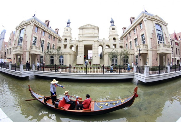 Venice Đại Liên cũng có những chiếc thuyền đáy bằng như ở Venice, cũng có những người chèo thuyền mặc trang phục truyền thống của…Venice.