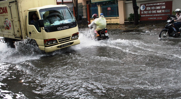 Hễ trời mưa là ngập đường Quang Trung. 							Ảnh: HOÀNG HIỆP