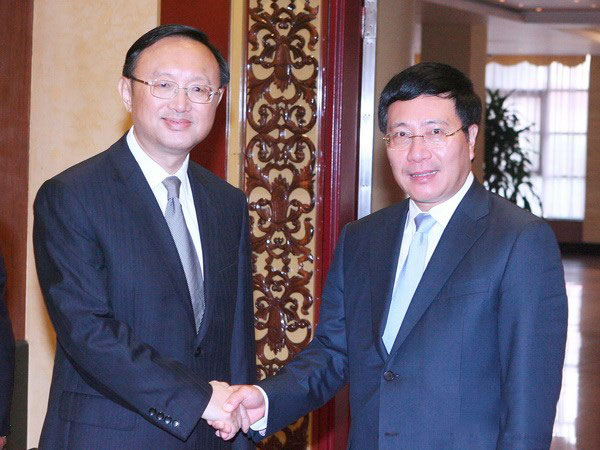 Phó Thủ tướng, Bộ trưởng Bộ Ngoại giao Phạm Bình Minh đón Ủy viên Quốc vụ Trung Quốc Dương Khiết Trì. 