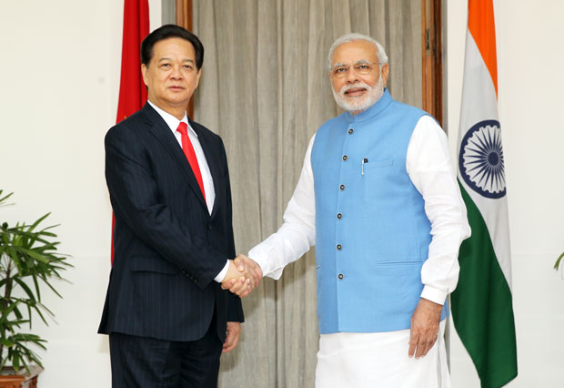 Thủ tướng Chính phủ Nguyễn Tấn Dũng chụp ảnh chung Thủ tướng Ấn Độ Narendra Modi. Ảnh: TTXVN
