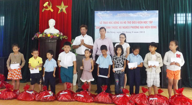 Hội Hữu nghị Việt -Nhật thành phố trao học bổng và hỗ trợ điều kiện học tập cho học sinh thuộc hộ nghèo phường Nại Hiên Đông.