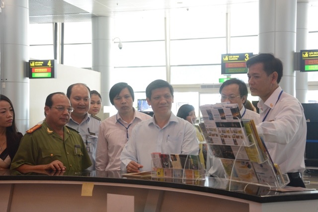Thứ trưởng Bộ Y tế Nguyễn Thanh Long kiểm tra công tác phòng chống dịch bệnh tại phòng chờ quốc tế Sân bay Đà Nẵng.
