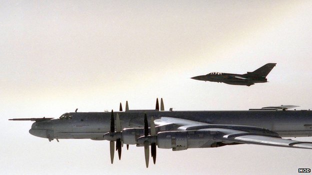 một máy bay Tu-95 của Nga được hộ tống bởi một máy bay RAF F3 Tornado. Ảnh: MOD