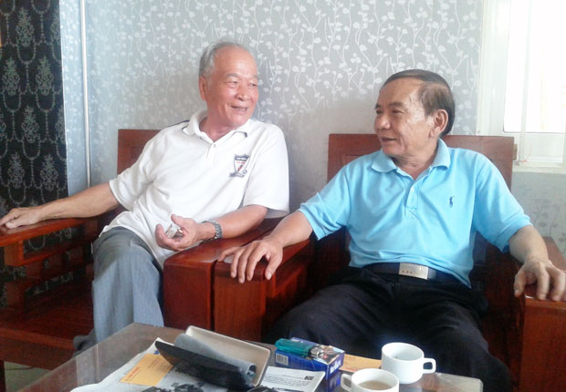 Ông Nguyễn Vinh (trái) và ông Hoàng Tấn Liên ôn lại “sự kiện đập Phú Ninh” trong trận lũ lịch sử năm 1999. Ảnh: V.T.L