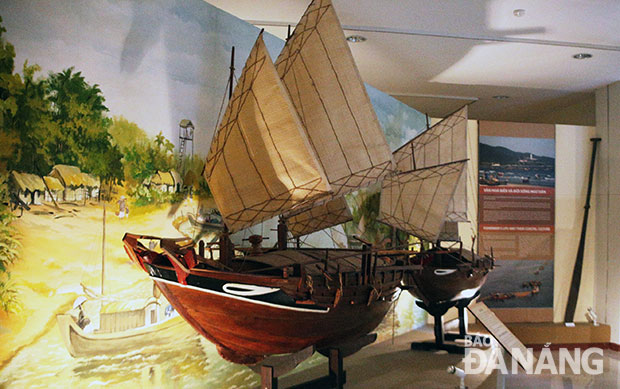 Mô hình ghe bầu tại Bảo tàng Đà Nẵng. Ảnh: V.T.L