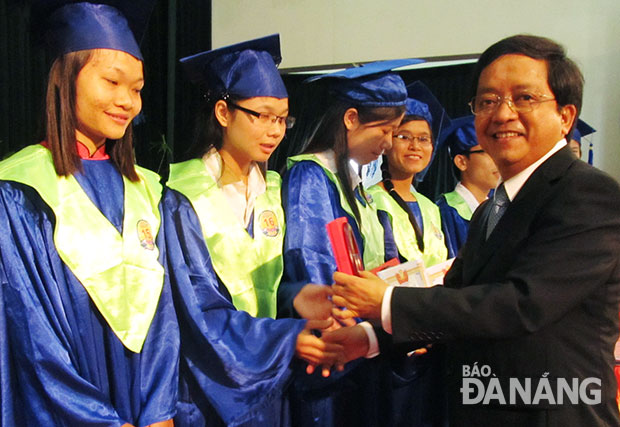 PGS,TS Trần Văn Nam trao giấy khen cho sinh viên Trường ĐH Ngoại ngữ tốt nghiệp loại xuất sắc, loại giỏi.