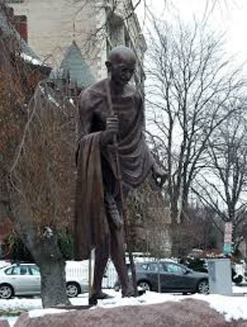 Tượng Gandhi của nhà điêu khắc Gautam Pal ở Washington DC.  