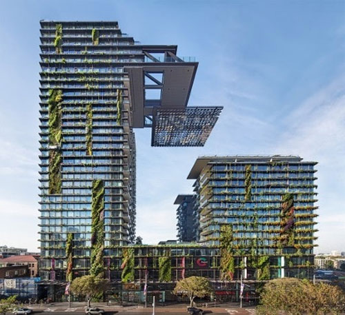 One Central Park là tòa nhà ở Sydney (Úc) được Hội đồng bầu chọn là tòa nhà cao tầng đẹp nhất thế giới năm 2014. Tòa nhà có “khu vườn treo” dọc theo bức tường được cho là rất gần gũi với thiên nhiên. Có tất cả 1.120m2 cây xanh với 35.200 cây của 383 loại.