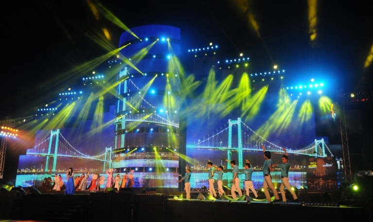 Chương trình Countdown Party “Lễ hội Tôi yêu Đà Nẵng” chào năm mới 2014 thu hút gần 20.000 người tham dự