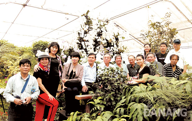 Các nhà báo Việt Nam và Chiang Mai tại Khu nhà kính, Công viên thực vật Hoàng hậu Thái Lan.