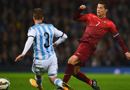 Ronaldo hầu như không có cơ hội trước khung thành Argentina. Ảnh: AFP