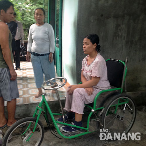Từ chỗ là trụ cột kinh tế trong gia đình, giờ đây cuộc đời chị Lê Thị Thanh Hiền ở tổ 82 phường Hòa Hiệp Bắc phải gắn với chiếc xe lăn.