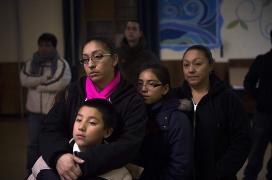 Những người nhập cư không có giấy tờ xem bài phát biểu của Tổng thống Mỹ Barack Obama tại TP Philadelphia hôm 20-11. Ảnh: Reuters