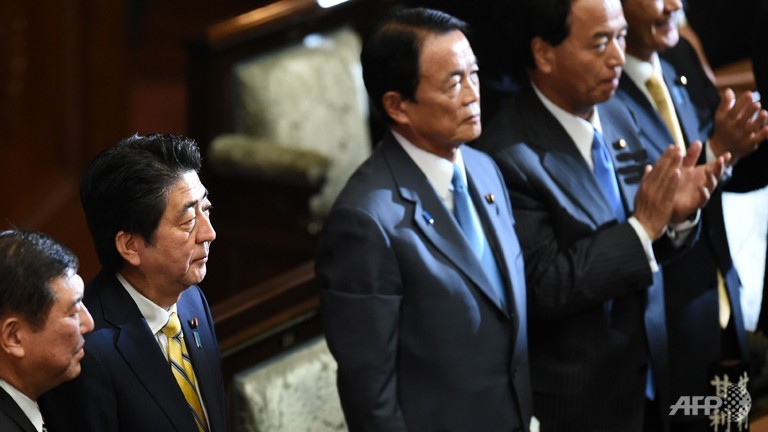 Thủ tướng Nhật Bản Shinzo Abe (thứ 2 từ trái sang) đã giải tán Hạ viện Nhật Bản vào sáng 21-11-2014. Ảnh: AFP