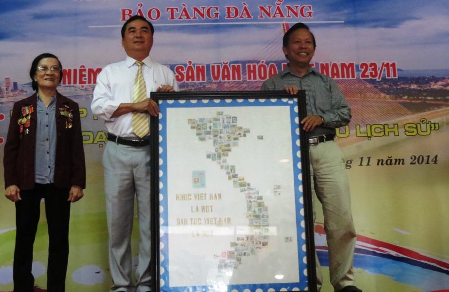 : Ông Phạm Trung Kiên trao tấm bản đồ Việt Nam thống nhất bằng tem cho Bảo tàng Đà Nẵng.