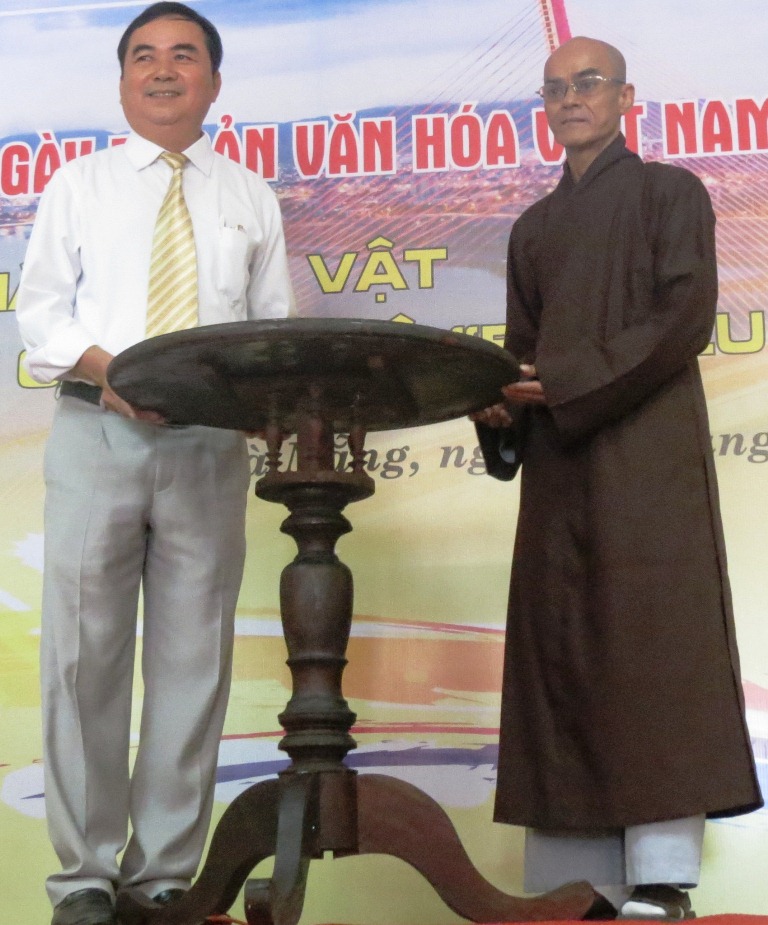 Đại diện của Hòa thượng Thích Huệ Vinh trao chiếc bàn xoay cho Bảo tàng Đà Nẵng.