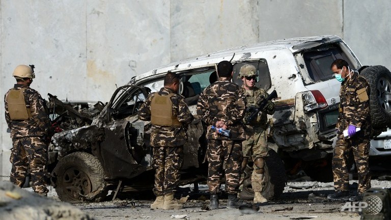 Các lực lượng Mỹ và Afghanistan kiểm tra hiện trường một vụ đánh bom tại Jalalabad, thủ đô Kabul.  Ảnh: AFP